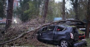 Запоріжжя під обстрілом: загинула молода жінка, пошкоджено будинки та авто