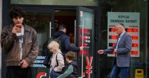 Росіяни масово спустошують банківські рахунки та ховають мільядри під подушку