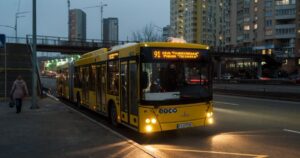 Київ зранку зіткнувся з транспортним колапсом: де виникли проблеми і зупинився рух (оновлено)