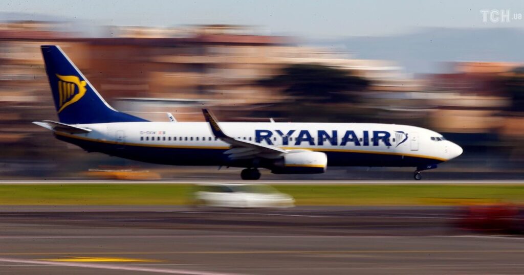 Куріння вейпу в літаку — пасажирку Ryanair затримали одразу після приземлення — Світ