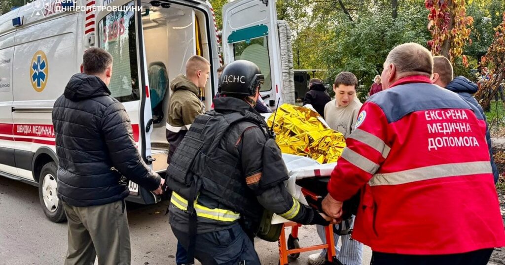 РФ посеред дня вдарила по місту в Україні: багато поранених, пошкоджені будинки, палає пожежа (фото)