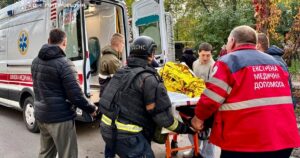 РФ посеред дня вдарила по місту в Україні: багато поранених, пошкоджені будинки, палає пожежа (фото)