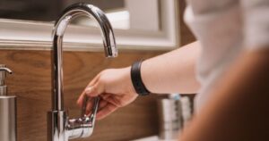 У Києві тимчасово зникла вода: Кличко пояснив причину наслідками атаки РФ