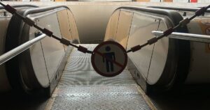Російська Атака на Київ: Пошкоджено Станцію Метро та Колії на Лівому Березі