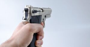 Поліцейський підстрелив собаку просто в укритті Києва: розгортається скандал (відео)