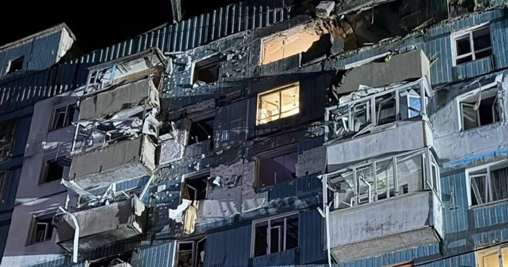 Сотні вибитих вікон і поранені люди: уДніпрі дрон атакував багатоповерхівку Сотні вибитих вікон і поранені люди: уДніпрі дрон атакував багатоповерхівку