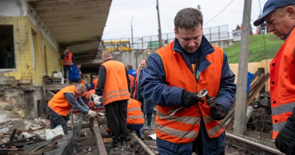 У Києві відновлюють метро після атаки РФ: коли запустять поїзди та що буде з "Чернігівською" У Києві відновлюють метро після атаки РФ: коли запустять поїзди та що буде з "Чернігівською"