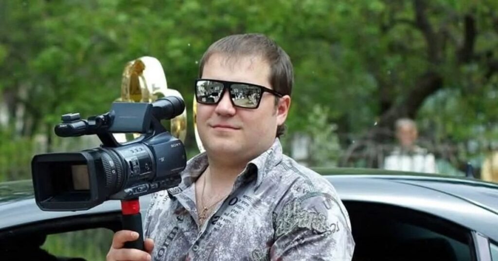 "Спочивай з миром, друже": у Херсоні загинув фотограф, який показав світові руйнування Олешків "Спочивай з миром, друже": у Херсоні загинув фотограф, який показав світові руйнування Олешків