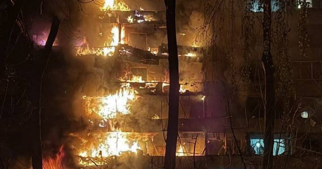 Росія вдарила балістикою по Києву: людей витягують з охопленого вогнем будинку, є загиблий (оновлено) Росія вдарила балістикою по Києву: людей витягують з охопленого вогнем будинку, є загиблий (оновлено)