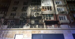 РФ масовано атакувала Умань: зачепило багатоповерхівку, у місті спалахнули пожежі – є поранені