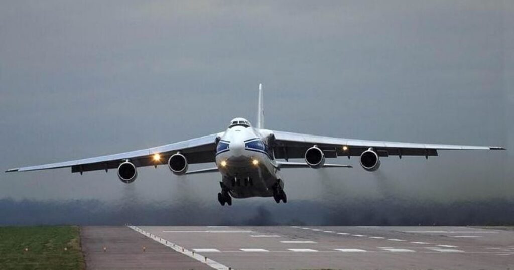 Український літак Ан-124 «Руслан» спалахнув під час приземлення: що відомо про інцидент Український літак Ан-124 «Руслан» спалахнув під час приземлення: що відомо про інцидент