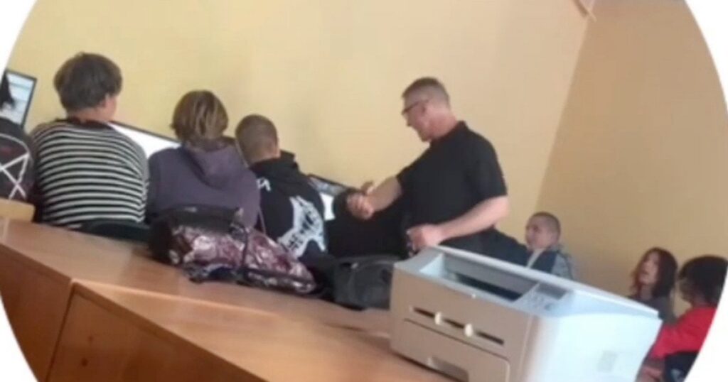 Викладач відгамселив студента просто в аудиторії на Одещині: бив по голові і зламав палець (відео) Викладач відгамселив студента просто в аудиторії на Одещині: бив по голові і зламав палець (відео)