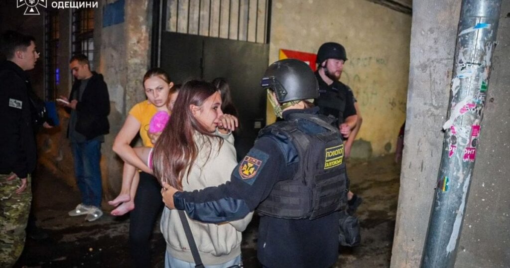 РФ знову атакувала Одесу: зруйновано житловий будинок (фото) — Укрaїнa