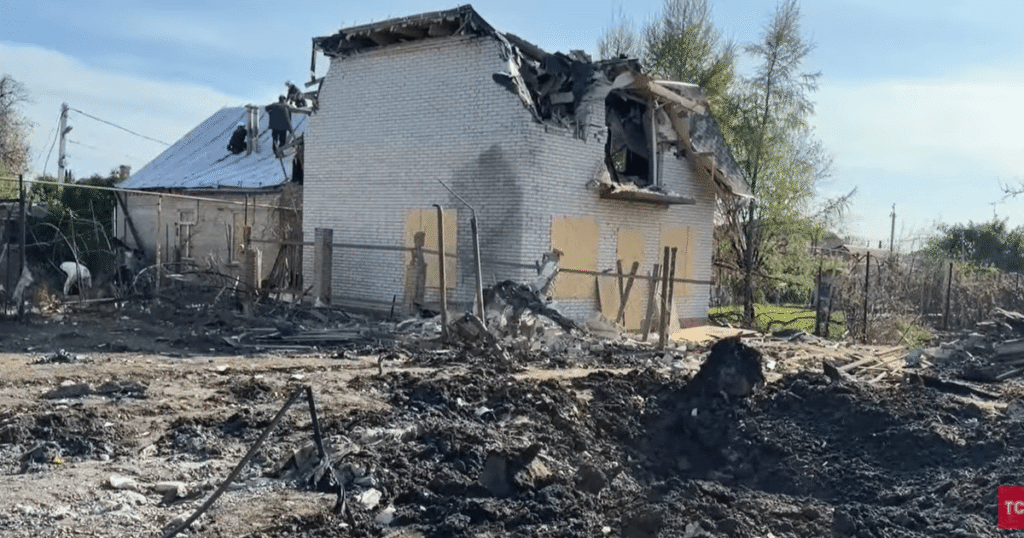 Удари по будинках, ТЦ та готелю: Росія знову обстріляла обласний центр України — відео Удари по будинках, ТЦ та готелю: Росія знову обстріляла обласний центр України — відео