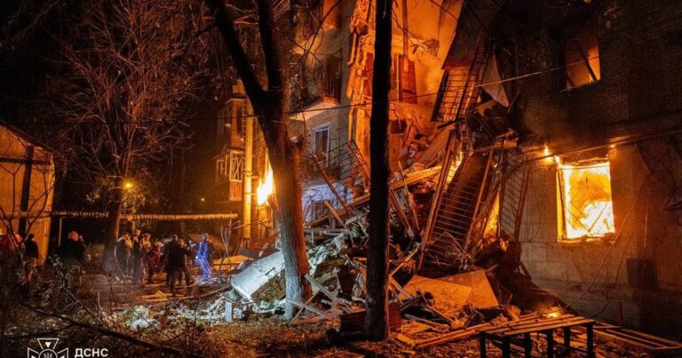 Комбінований удар Росії: Понад 100 дронів та ракети атакували міста України, є загиблі та поранені