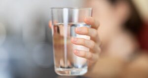 Скільки води потрібно мати вдома на випадок блекауту: детальний розрахунок експерта