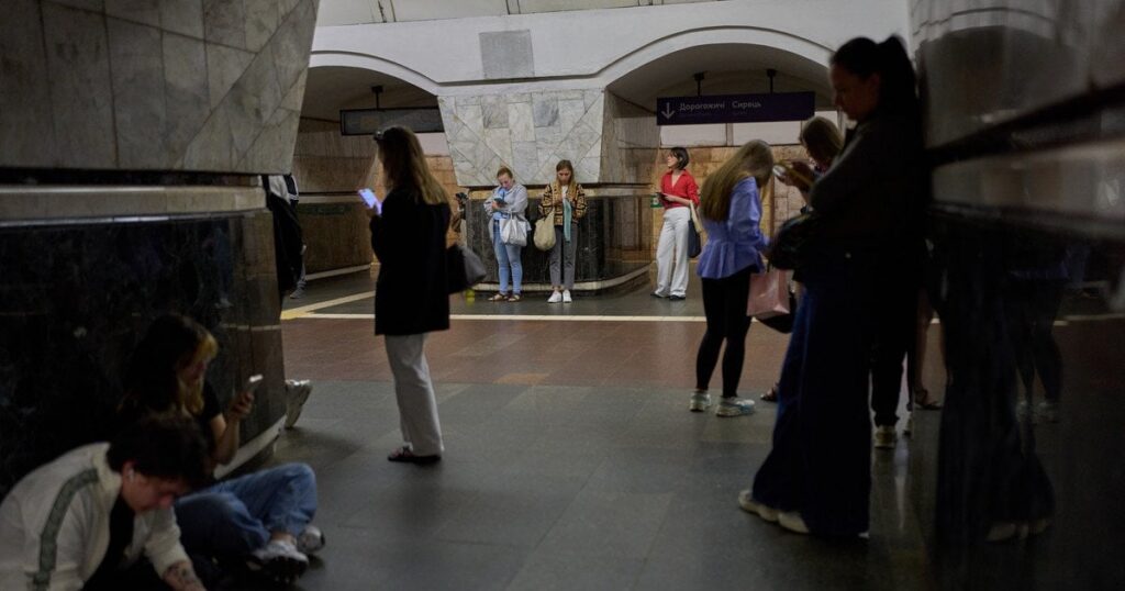 Київське метро повністю зупинило роботу: що сталося та коли відновлять рух Київське метро повністю зупинило роботу: що сталося та коли відновлять рух
