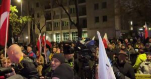 Польща: Напруження навколо Конституційного Трибуналу, поліція біля будівлі, опозиція говорить про “держпереворот”