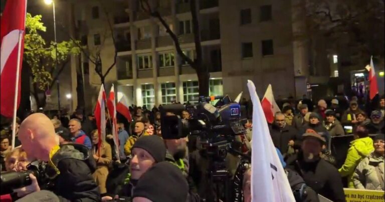 Польща: Напруження навколо Конституційного Трибуналу, поліція біля будівлі, опозиція говорить про “держпереворот”