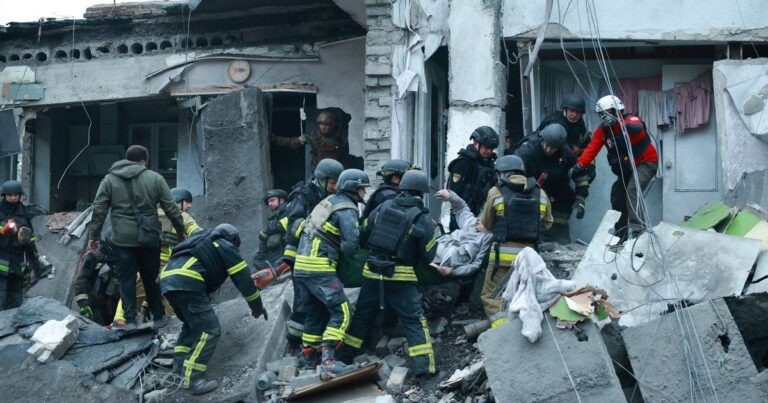 Завершено рятувальну операцію в Запоріжжі після авіаудару РФ: 20 загиблих, четверо з них – діти