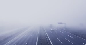 Обережно на дорогах: Густий туман в Україні попереджає про небезпеку