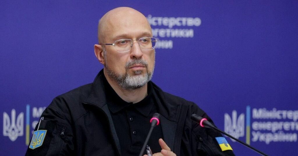 Чому в Україні різко почалися відключення світла: Шмигаль назвав причини