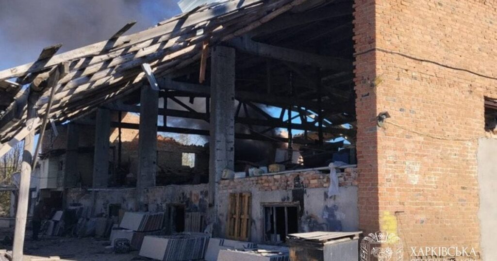 Ракетний удар по Лозовій – влучання у склад і пожежа, є загиблий та поранені — Укрaїнa Ракетний удар по Лозовій – влучання у склад і пожежа, є загиблий та поранені — Укрaїнa