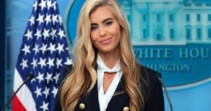 Нова речниця Білого дому випадково обмовилася на першому брифінгу Трампа: що сказала