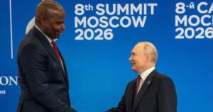Путіна жорстко висміяли через фото з президентом Мозамбіку: Мережа вибухнула мемами
