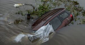Мегаполіс пішов під воду після рекордної зливи: є загиблі, сотні людей евакуювали (відео)