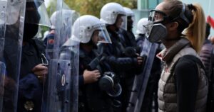 Новини світу - тисячі людей вийшли на мітинг у Белграді напередодні парламентських виборів — Світ