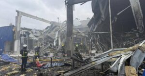 Росіяни посеред дня вдарили по гіпермаркету "Метро" на заході України – фото, відео (оновлено)