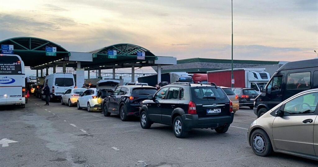Черги на кордоні сьогодні 21 жовтня— де найбільше авто та які обмеження — Укрaїнa Черги на кордоні сьогодні 21 жовтня— де найбільше авто та які обмеження — Укрaїнa