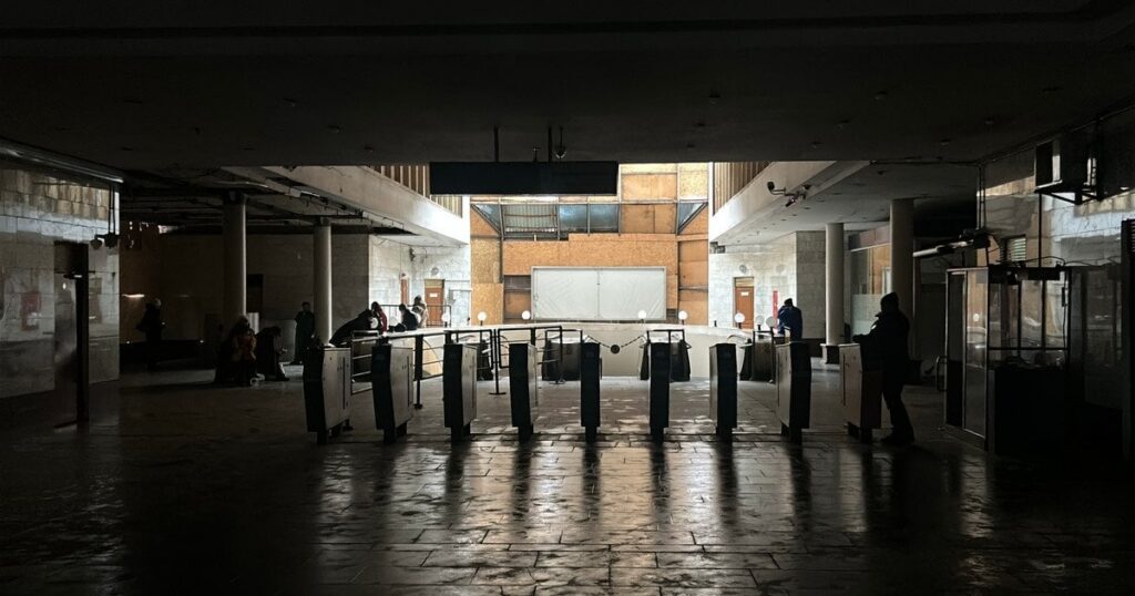 Через масштабне знеструмлення у Києві зупинилось метро: яка ситуація наразі Через масштабне знеструмлення у Києві зупинилось метро: яка ситуація наразі