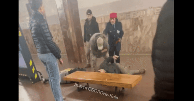 Конфлікт у київському метро: чоловіки у формі повалили двох на пероні станції «Героїв Дніпра»
