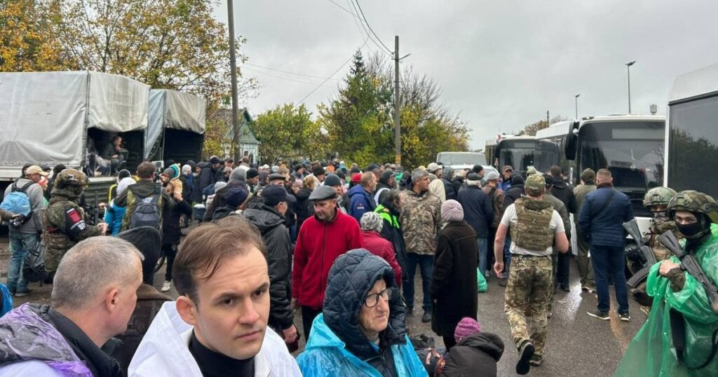 Евакуація з окупованих Олешків закінчилася: сотні людей повернулися до України — перші деталі Евакуація з окупованих Олешків закінчилася: сотні людей повернулися до України — перші деталі