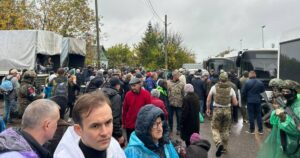 Евакуація з окупованих Олешків закінчилася: сотні людей повернулися до України — перші деталі